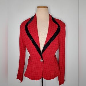 Vintage Red Blazer with Contrasting Black Lapels and Fitted Silhouette